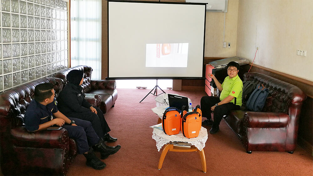 Tanjung Manis - Show the Slideshow on how to performing CPR with AED